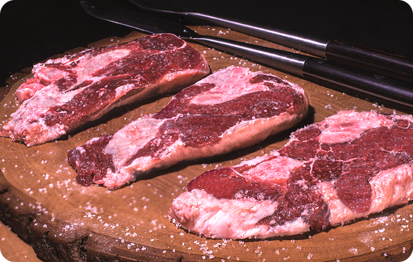 Ganadero alimentando ternero